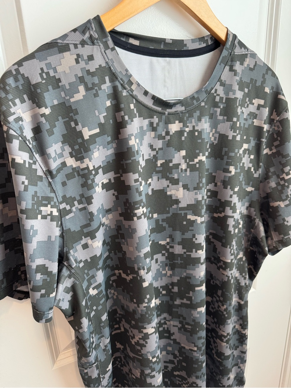 Lululemon Metal Vent Breathe Short Sleeve Shirt – City Camo Large